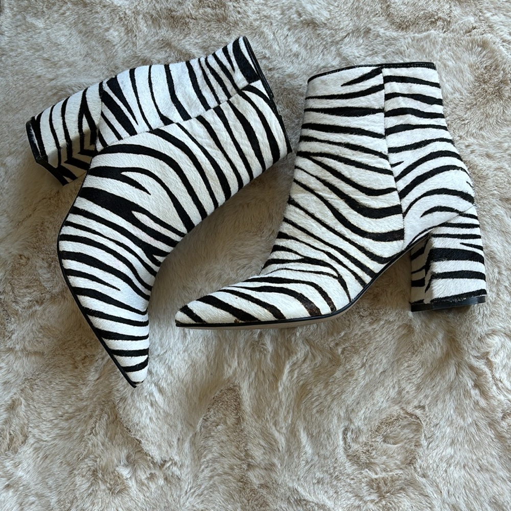 Marc Fisher zebra printed booties, size 5 🦓